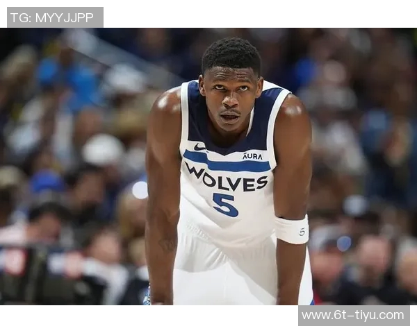 爱德华兹华丽突破拉杆换手上篮精彩得分引爆全场激情